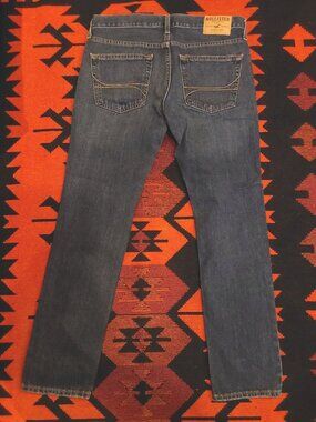 Hollister Medium Wash Blue Jeans. Waist 32 Length 30